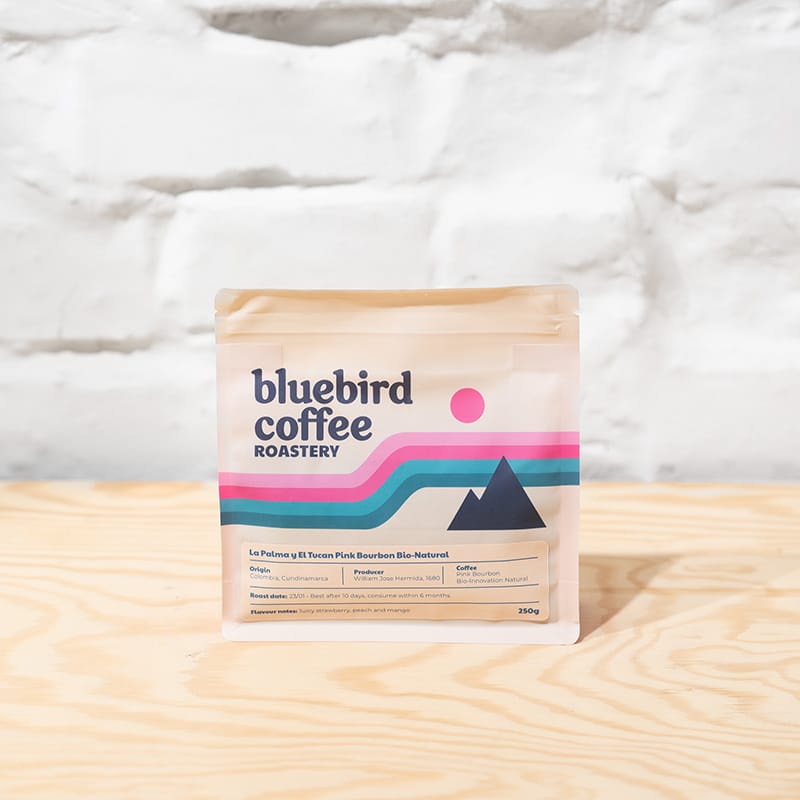 Specialty Coffee Bohnen aus Ecuador "La Palma y El Tucan Pink Bourbon Bio-Natural" geröstet von Bluebird Coffee Roastery.